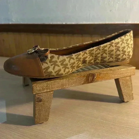 Michael-Michael Kors Almond Melody Toe Cap on Beige Leather Flats - Picture 6 of 9